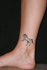点击大图看下一张：脚踝部漂亮的小马纹身