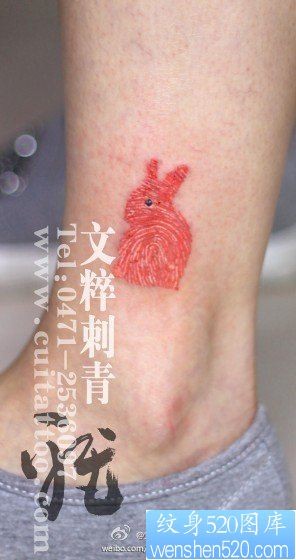 点击大图看下一张：腿部可爱的指纹小兔子纹身图片