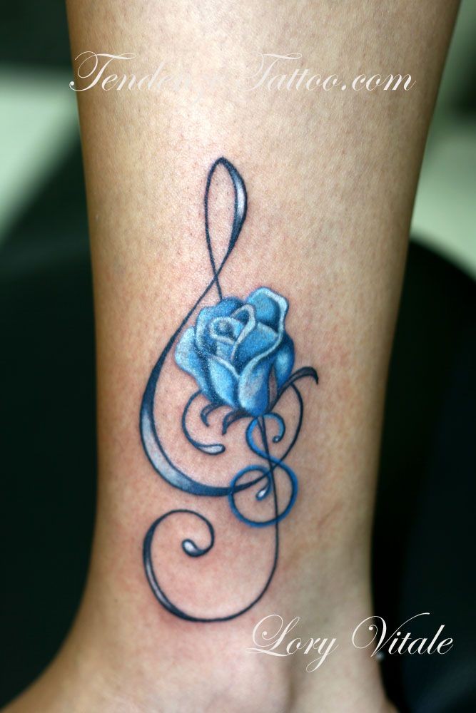 点击大图看下一张：脚踝处漂亮的蓝色玫瑰纹身