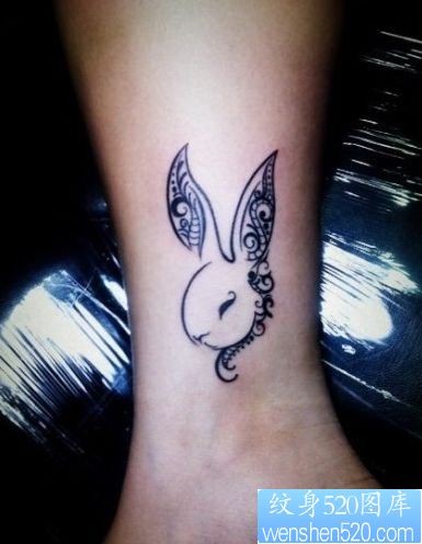点击大图看下一张：女孩子腿部可爱的小兔子纹身图片