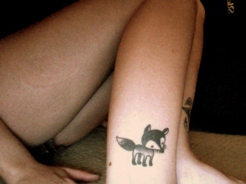 点击大图看下一张：脚踝处超级可爱的狐狸纹身