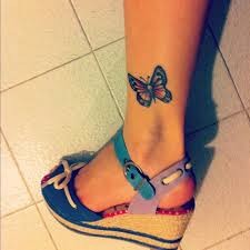 点击大图看下一张：脚踝处漂亮的蝴蝶纹身