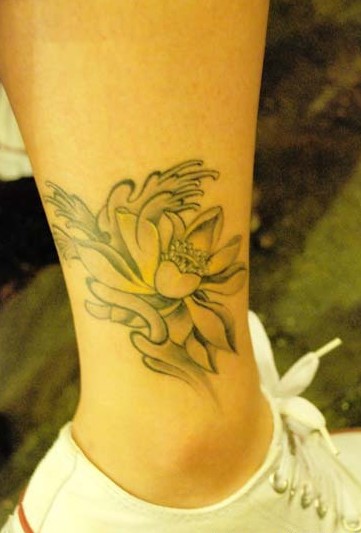 点击大图看下一张：女性脚踝素色莲花刺青