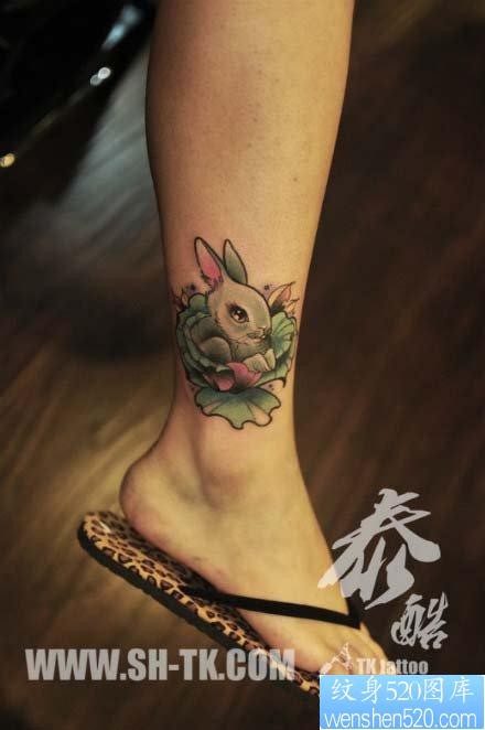 点击大图看下一张：女人腿部很可爱的一张小兔子纹身图片