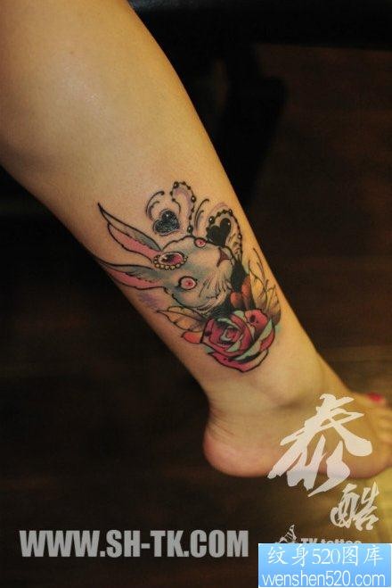 点击大图看下一张：女人腿部可爱流行的兔子纹身图片