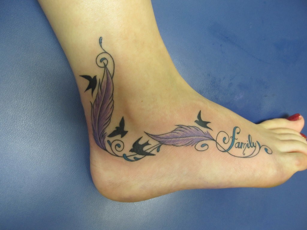 点击大图看下一张：脚部到脚踝上漂亮的羽毛纹身