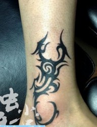 一款脚踝处图腾蝎子纹身图案