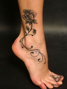 点击大图看下一张：脚踝处好看的花藤纹身