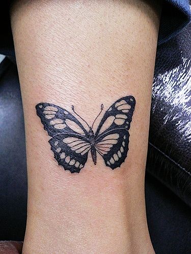 点击大图看下一张：脚踝漂亮的蝴蝶纹身