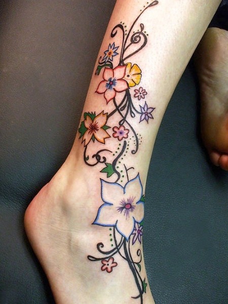 点击大图看下一张：脚踝处好看的花藤纹身图3