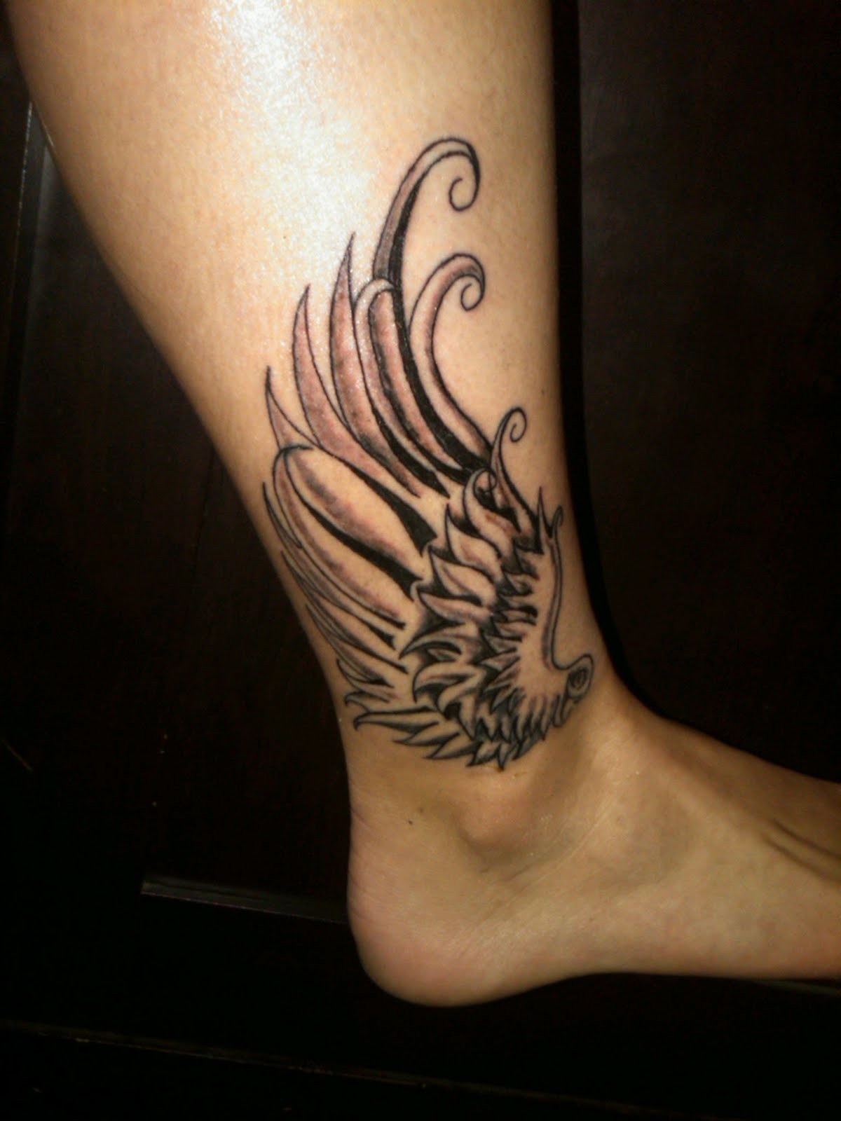 点击大图看下一张：脚踝纹身：脚踝处的翅膀纹身