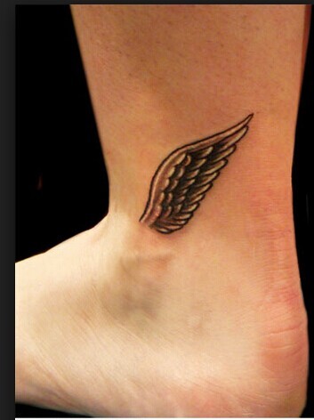 点击大图看下一张：脚踝纹身：脚踝处的翅膀纹身图3