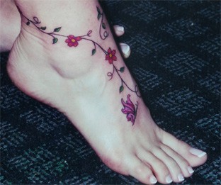 点击大图看下一张：脚踝漂亮的花朵纹身图案图4