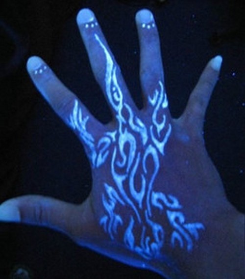 点击大图看下一张：手背绚丽耀眼的荧光纹身图3