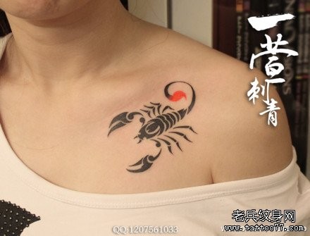点击大图看下一张：女人前胸经典前卫的图腾蝎子纹身图片