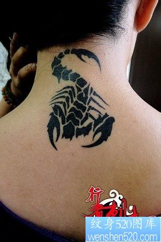 点击大图看下一张：女人颈部经典的图腾蝎子纹身图片