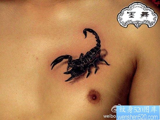 点击大图看下一张：男性胸前流行很酷的蝎子纹身图片