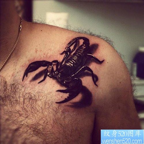 点击大图看下一张：男生肩膀处流行超帅的蝎子纹身图片