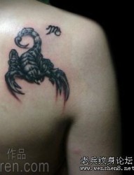 蝎子纹身图片：一张超帅的肩部蝎子纹身图案