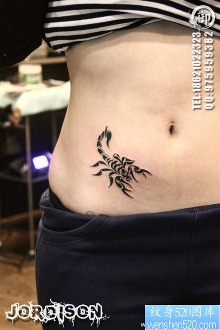 点击大图看下一张：时尚精美的美女腹部图腾蝎子纹身图片
