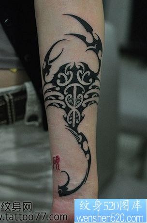 点击大图看下一张：一张手臂帅气经典的图腾蝎子纹身图片