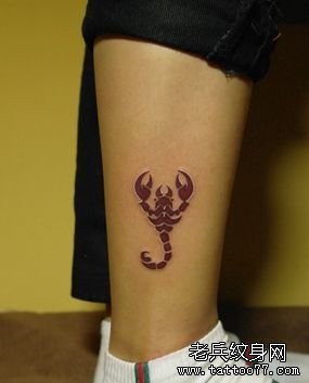 点击大图看下一张：腿部一张彩色图腾蝎子纹身图片