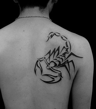 点击大图看下一张：肩部好看时尚的图腾蝎子纹身图片