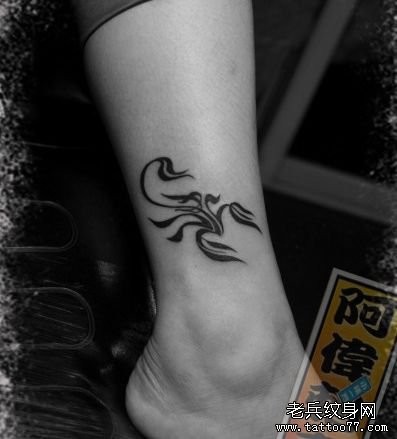点击大图看下一张：女孩子腿部简单的一张图腾蝎子纹身图片