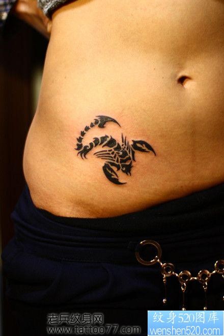 点击大图看下一张：男性喜欢的腹部图腾蝎子纹身图片