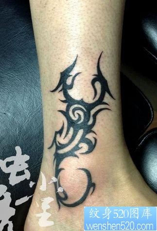 点击大图看下一张：一张脚踝处图腾蝎子纹身图片