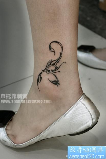 点击大图看下一张：好看的脚踝处图腾蝎子纹身图片
