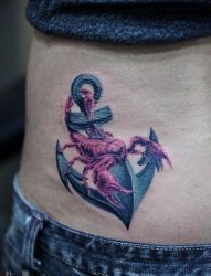 蝎子纹身图片：一张美女腰部彩色蝎子铁锚纹身图案
