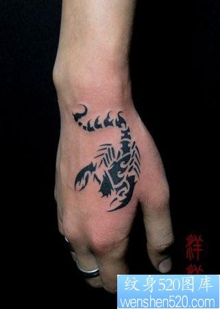 点击大图看下一张：蝎子纹身图片：手背虎口图腾蝎子纹身图案