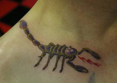 点击大图看下一张：吐火的小蝎子纹身