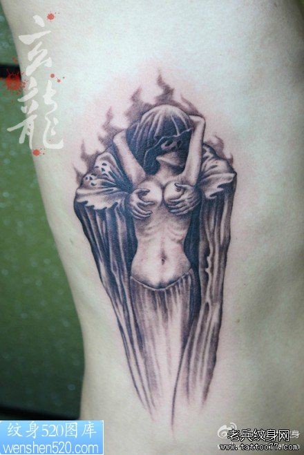 点击大图看下一张：男人侧腰一款死神与美女纹身图案
