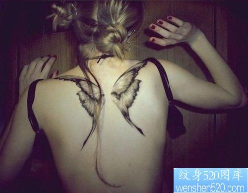 点击大图看下一张：小清新女性背部翅膀纹身图案