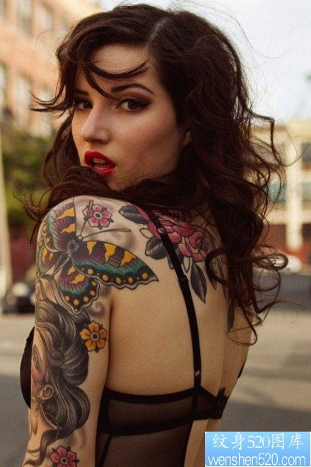 点击大图看下一张：一款女性肩部蝴蝶纹身图案