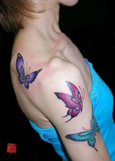 点击大图看下一张：肩部漂亮的蝴蝶纹身