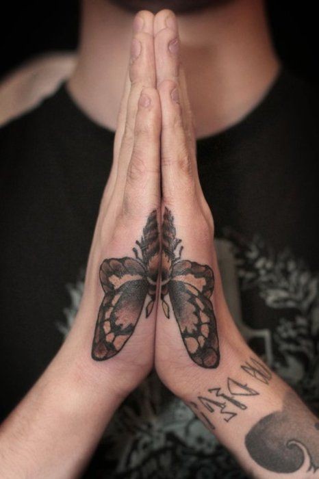 点击大图看下一张：手部上的个性蝴蝶纹身