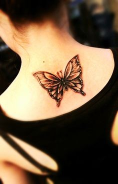 点击大图看下一张：肩部超级漂亮的蝴蝶纹身
