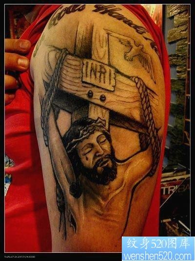 点击大图看下一张：纹身图片：超酷超帅超经典的大臂耶稣受难十字架纹身图片（精品）