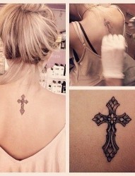 女性背部一款小巧可爱的十字架纹身