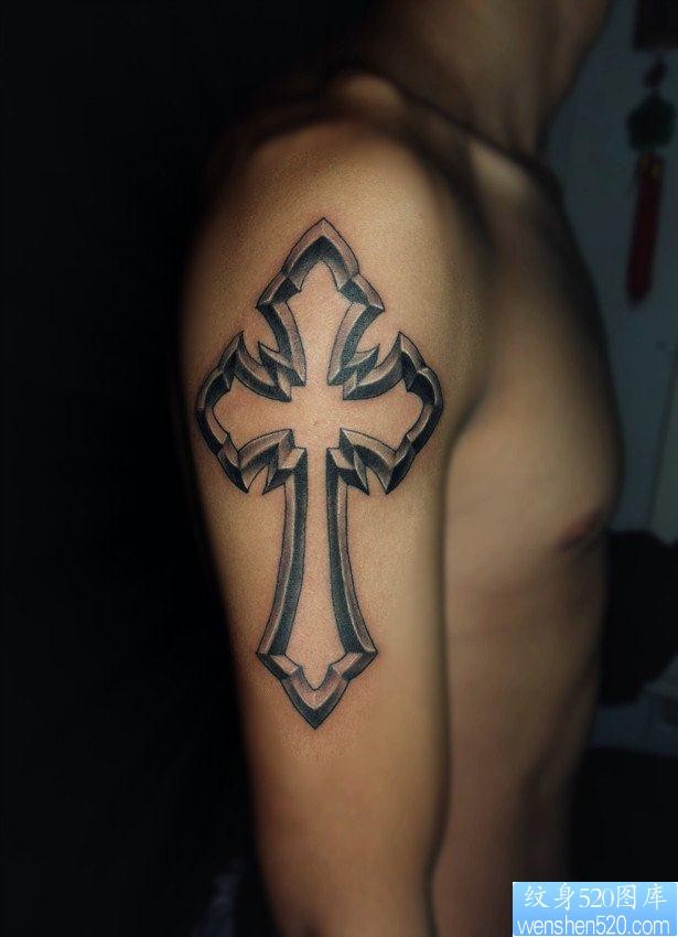点击大图看下一张：十字架纹身图片：手臂十字架纹身图案