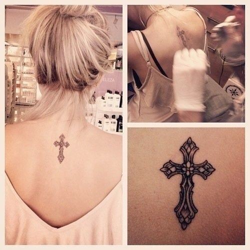 点击大图看下一张：女性背部一款小巧可爱的十字架纹身