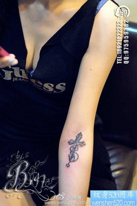 点击大图看下一张：女人手臂一张小巧的十字架纹身图片