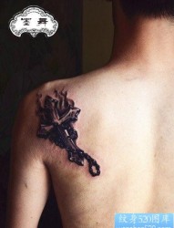 纹身520图库：侧腰锁链十字架文身图片图案