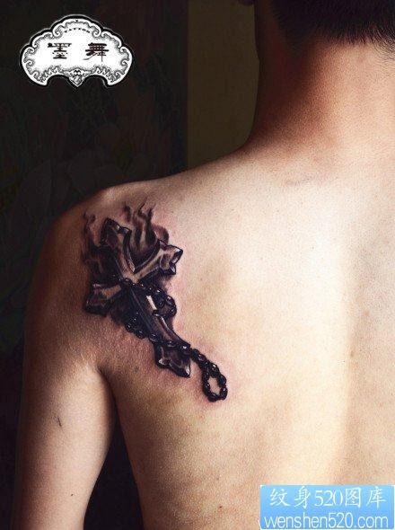 点击大图看下一张：男性肩膀处经典时尚的十字架纹身图片