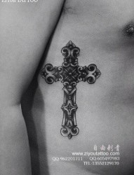 男生肩背经典的十字架耶稣纹身图片