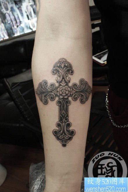 点击大图看下一张：手臂前卫经典的欧式十字架纹身图片