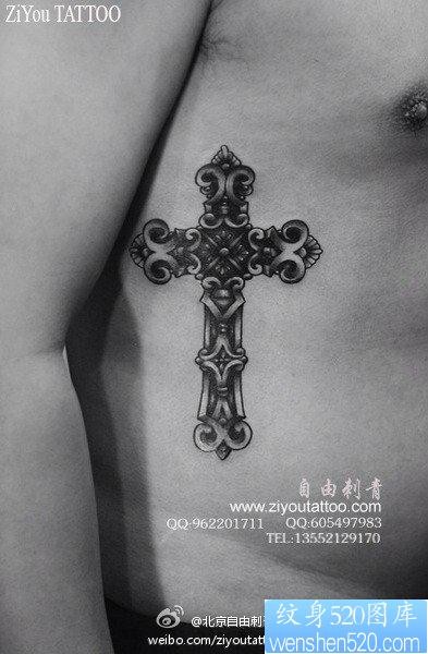 点击大图看下一张：侧腰精美流行的一张十字架纹身图片